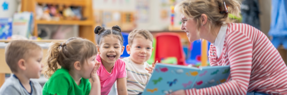 Teacher-reading-to-students