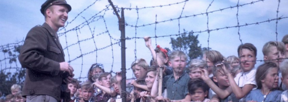 Blog-Header-Candy-Bomber Berlin Candy Bomber with children